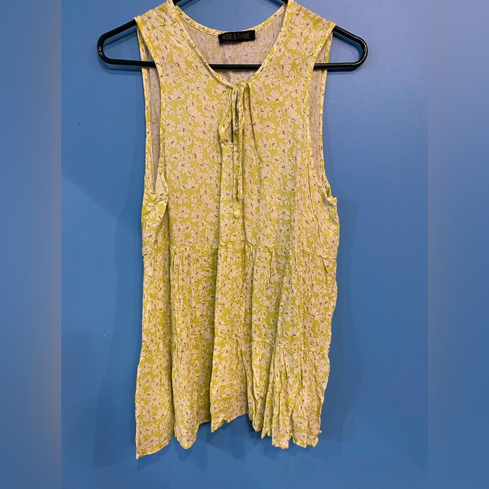 EUC Rose and Thyme Lime green flower top size Large
